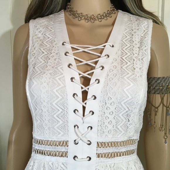 BEAUTIFULLY DETAILED LACE DRESS - Picture 7 of 7